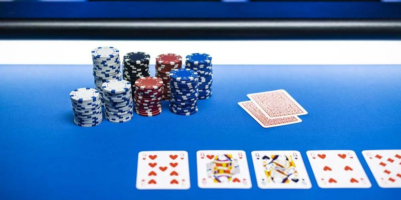 Cách chơi Poker với luật đặt cược chi tiết